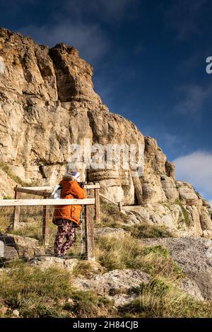 Femme randonnée sur la grande Orme, Llandudno, au nord du pays de Galles Banque D'Images