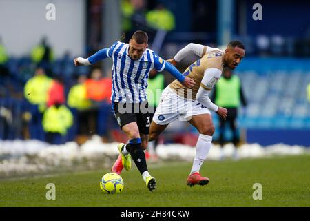 Sheffield, Royaume-Uni.27 novembre 2021.Jack Hunt #32 de Sheffield mercredi et Jordan Obita #23 de Wycombe Wanderers à Sheffield, Royaume-Uni le 11/27/2021.(Photo par Ben Early/News Images/Sipa USA) crédit: SIPA USA/Alay Live News Banque D'Images