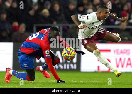 Ashley Young (à droite) de la villa Aston est affrontée par le Cheikhou Kouyate du Crystal Palace lors du match de la Premier League à Selhurst Park, Londres.Date de la photo: Samedi 27 novembre 2021. Banque D'Images