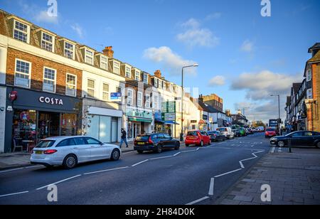 West Wickham, Kent, Royaume-Uni.Des voitures sur West Wickham High Street font la queue vers la jonction Swan.Quartier de Bromley dans le Grand Londres. Banque D'Images