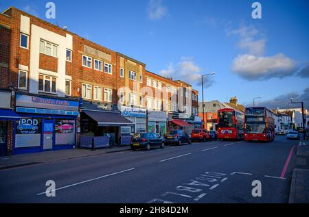 West Wickham, Kent, Royaume-Uni.Deux bus passent l'un l'autre sur West Wickham High Street.Quartier de Bromley dans le Grand Londres. Banque D'Images