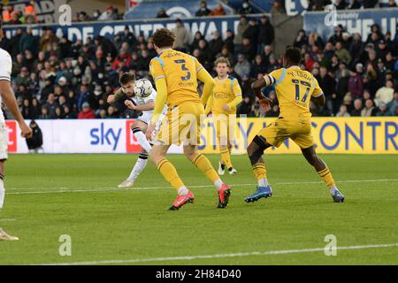 Swansea, Royaume-Uni.27 NOV Ryan Manning, de Swansea City, frappe pour le but et marque le deuxième but de Swansea lors du match de championnat Sky Bet entre Swansea City et Reading au Liberty Stadium, Swansea, le samedi 27 novembre 2021.(Credit: Jeff Thomas | MI News) Credit: MI News & Sport /Alay Live News Banque D'Images