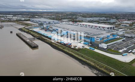 Le centre de distribution de l'entrepôt Amazon Dartford vient d'ouvrir le Kent UK Aerial drone tourné au-dessus de la Tamise Kent Banque D'Images