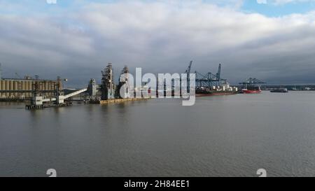 Tilbury Docks Essex Royaume-Uni drone aérien tiré au-dessus de la Tamise Banque D'Images
