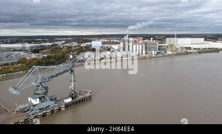 Stoneness Road Electricité sous-station aérienne fait un coup de feu au-dessus de la rivière Thames Essex Royaume-Uni Banque D'Images