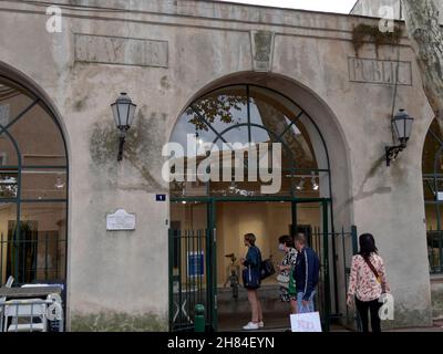 Les gens font la queue devant l'ancien lavoir public pour voir une exposition d'art, Saint-Tropez, département du Var, région Provence-Alpes-Côte d'Azur, France Banque D'Images