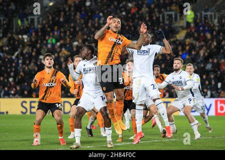 Hull, Royaume-Uni.27 novembre 2021.Josh Magennis #27 de Hull City s'élève à la tête de la balle à Hull, Royaume-Uni le 11/27/2021.(Photo de James Heaton/News Images/Sipa USA) crédit: SIPA USA/Alay Live News Banque D'Images