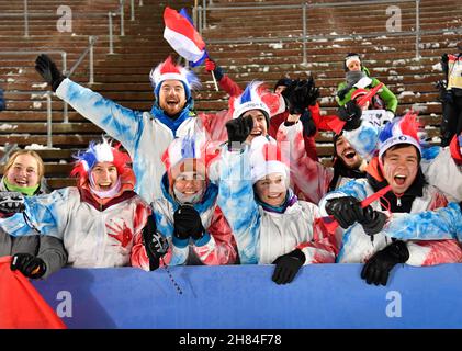 Les fans français fêtent après que Simon Desthieux, de France, soit arrivé deuxième dans la course individuelle de 20 km pour hommes à la saison de biathlon de la coupe du monde de l'IBU, qui s'ouvre au stade de ski d'Ostersund, à Ostersund, dans le nord de la Suède, le 27 novembre 2021.Photo: Anders Wiklund / TT / code 10040 Banque D'Images