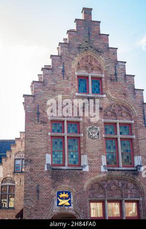 Cette maison médiévale pittoresque est située à proximité du marché aux poissons de la ville historique de Bruges, en Belgique Banque D'Images