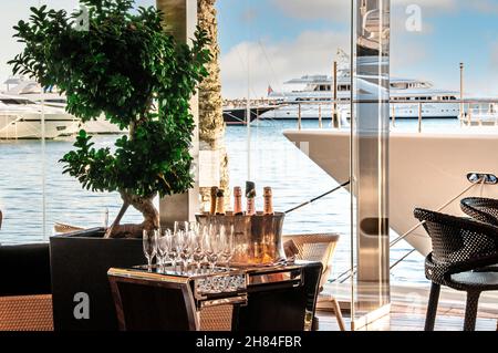 Luxe Champagne bar dans la marina Resort Puerto Portals avec de super yachts amarrés en arrière-plan, avec des bouteilles de champagne et des verres prêts pour le service à la clientèle riche portails nous Mallorca Espagne Banque D'Images