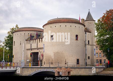 Porte de la ville appelée Kruispoort dans la vieille ville de Bruges en Flandre, Belgique Banque D'Images