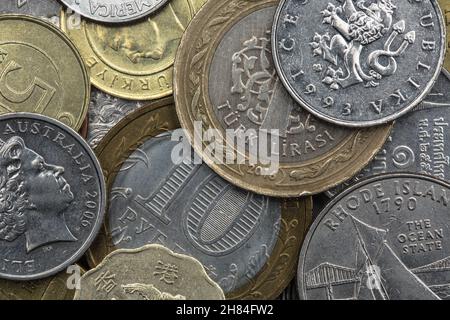 Directement au-dessus de gros plan des pièces du monde entier. Banque D'Images