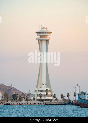 Aqaba, Jordanie - 09.01.2021: Vue panoramique au coucher du soleil avec observation du port d'Aqaba ou tour de contrôle, Jordanie.Phare au coucher du soleil Banque D'Images