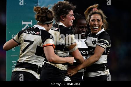 Twickenham, Royaume-Uni.27 novembre 2021.Rugby international d'automne.Femmes barbares V Springbok femmes.Stade de Twickenham.Londres.Les joueurs de Barbarie fêtent avec Simi PAM (Barbares et Bristol Bears, 2e à droite).Credit: Sport en images/Alamy Live News Banque D'Images