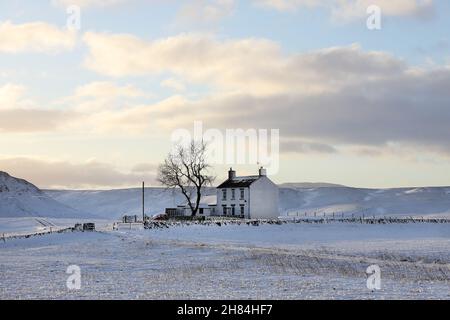 Teesdale, comté de Durham, Royaume-Uni.27 novembre 2021.Météo Royaume-Uni.Après la tempête Arwen a laissé des milliers de personnes sans électricité dans certaines parties du nord de l'Angleterre.Dans Upper Teesdale, les lignes électriques ont été abaies par une combinaison de fortes chutes de neige, de glace et de vents de la force de tempête.Ailleurs dans la région, de fortes chutes de neige ont fermé plusieurs routes.Crédit : David Forster/Alamy Live News Banque D'Images