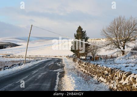 Teesdale, comté de Durham, Royaume-Uni.27 novembre 2021.Météo Royaume-Uni.Après la tempête Arwen a laissé des milliers de personnes sans électricité dans certaines parties du nord de l'Angleterre.Dans Upper Teesdale, les lignes électriques ont été abaies par une combinaison de fortes chutes de neige, de glace et de vents de la force de tempête.Ailleurs dans la région, de fortes chutes de neige ont fermé plusieurs routes.Crédit : David Forster/Alamy Live News Banque D'Images