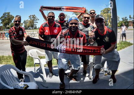 Montevideu, Uruguai.27 novembre 2021.Les fans se rassemblent autour du stade avant le match entre Palmeiras (BRA) et Flamengo (BRA), valable pour la finale de la Copa Libertadores 2021, tenue à l'Estadio Centenário, situé dans la ville de Montevideo, Uruguay, ce samedi après-midi (27).Credit: Nayra Halm/FotoArena/Alay Live News Banque D'Images