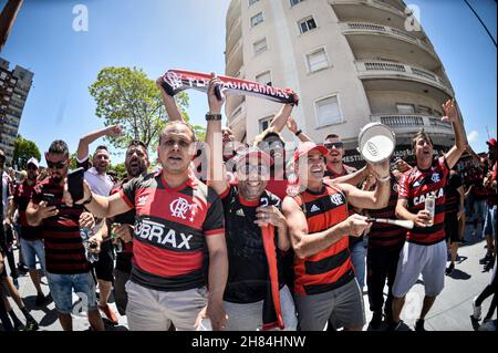 Montevideu, Uruguai.27 novembre 2021.Les fans se rassemblent autour du stade avant le match entre Palmeiras (BRA) et Flamengo (BRA), valable pour la finale de la Copa Libertadores 2021, tenue à l'Estadio Centenário, situé dans la ville de Montevideo, Uruguay, ce samedi après-midi (27).Credit: Nayra Halm/FotoArena/Alay Live News Banque D'Images