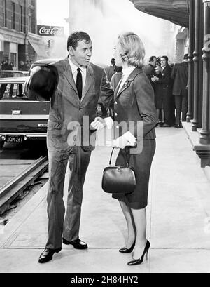 Tony Randall, Barbara Eden, sur le tournage du film, « la bouteille en laiton », Universal Pictures, 1964 Banque D'Images