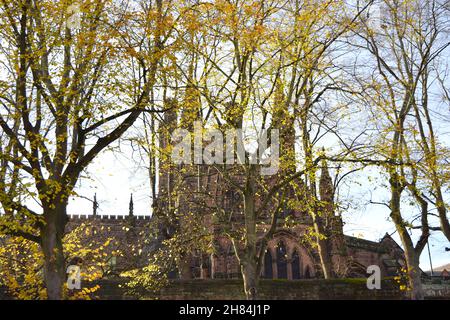 Magnifique cathédrale de Chester sur fond bleu ciel. Banque D'Images