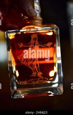 Hawaïenne fille dansant hula, gravée sur la bouteille en verre remplie de couleur ambre Kō Hana Hawaiian Agricole Rum, Kō Hana Distillers, Kunia, Hawaii, Etats-Unis Banque D'Images