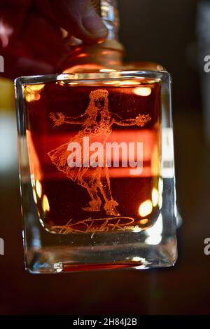 Hawaïenne fille dansant hula, gravée sur la bouteille en verre remplie de couleur ambre Kō Hana Hawaiian Agricole Rum, Kō Hana Distillers, Kunia, Hawaii, Etats-Unis Banque D'Images