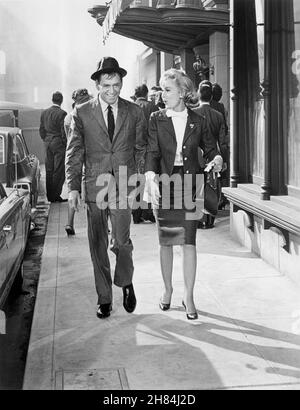 Tony Randall, Barbara Eden, sur le tournage du film, « la bouteille en laiton », Universal Pictures, 1964 Banque D'Images