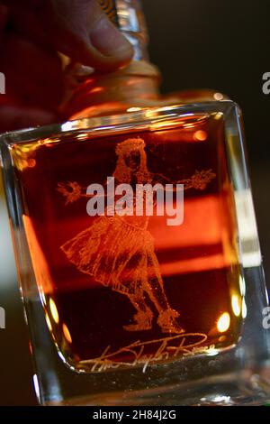 Hawaïenne fille dansant hula, gravée sur la bouteille en verre remplie de couleur ambre Kō Hana Hawaiian Agricole Rum, Kō Hana Distillers, Kunia, Hawaii, Etats-Unis Banque D'Images