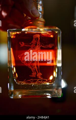 Hawaïenne fille dansant hula, gravée sur la bouteille en verre remplie de couleur ambre Kō Hana Hawaiian Agricole Rum, Kō Hana Distillers, Kunia, Hawaii, Etats-Unis Banque D'Images