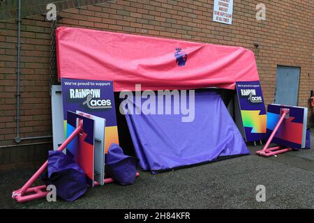 Norwich, Royaume-Uni.27 novembre 2021.La marque Rainbow Laces de Premier League est visible avant le lancement.Match Premier League, Norwich City et Wolverhampton Wanderers à Carrow Road à Norwich le samedi 27 novembre 2021. Cette image ne peut être utilisée qu'à des fins éditoriales.Utilisation éditoriale uniquement, licence requise pour une utilisation commerciale.Aucune utilisation dans les Paris, les jeux ou les publications d'un seul club/ligue/joueur. photo par Steffan Bowen/Andrew Orchard sports photographie/Alay Live news crédit: Andrew Orchard sports photographie/Alay Live News Banque D'Images