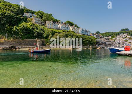 La rivière East Looe et la rivière West Looe juste avant que la rivière ne coule dans la mer - Looe, Cornwall, Royaume-Uni. Banque D'Images