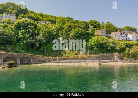 La rivière East Looe et la rivière West Looe juste avant que la rivière ne coule dans la mer - Looe, Cornwall, Royaume-Uni. Banque D'Images