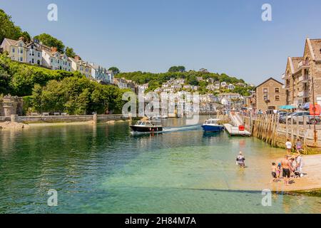 La rivière East Looe et la rivière West Looe juste avant que la rivière ne coule dans la mer - Looe, Cornwall, Royaume-Uni. Banque D'Images