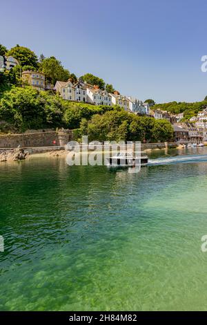 La rivière East Looe et la rivière West Looe juste avant que la rivière ne coule dans la mer - Looe, Cornwall, Royaume-Uni. Banque D'Images