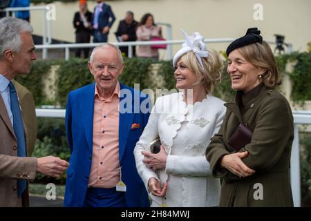 Ascot, Berkshire, Royaume-Uni.20 novembre 2021.Michael et Joanne Burke (2e à gauche et 2e au milieu) ont fait la présentation aux connexions gagnantes pour la Chanelle Pharma 1965 Steeple Chase (classe 1) (2e année) à l'hippodrome d'Ascot.La course a été remportée par le cheval LostInTranslation monté par Brendan Powell.Michael et Joanne Burke sont les parents de Lady Chanelle McCoy, épouse de Sir A P McCoy.Crédit : Maureen McLean/Alay Banque D'Images