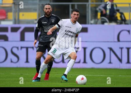 Frosinone, Italie.27 novembre 2021.FROSINONE, ITALIE - novembre 27 : Michele camporese (L) de Pordenone en action contre Francesco Zampano (R) de Frosinone pendant la série Un match de football entre Frosinone et Pordenone Stadio Benito Stirpe le 27 novembre 2021 à Frosinone Italie crédit: Agence photo indépendante/Alay Live News Banque D'Images