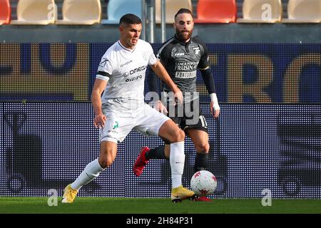 Frosinone, Italie.27 novembre 2021.FROSINONE, ITALIE - novembre 27 : Hamza EL Kaouakibi (L) de Pordenone en action contre Francesco Zampano (R) de Frosinone lors de la série Un match de football entre Frosinone et Pordenone Stadio Benito Stirpe le 27 novembre 2021 à Frosinone Italie crédit: Independent photo Agency/Alay Live News Banque D'Images