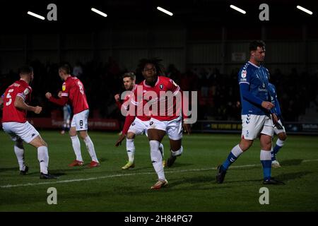 Brandon Thomas Asante célèbre le deuxième but de Salford City pour le faire 2-0 contre des rivaux locaux Oldham Athletic dans leur Skybet League Two.Stade Peninsula.Salford.27/11/21 crédit: Howard Harrison/Alay Live News Banque D'Images