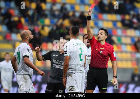 Frosinone, Italie.27 novembre 2021.FROSINONE, ITALIE - novembre 27 : l'arbitre Antonio Rapuano montrer la carte rouge pendant la série italienne Un match de football entre Frosinone et Pordenone Stadio Benito Stirpe le 27 novembre 2021 à Frosinone Italie Credit: Independent photo Agency/Alay Live News Banque D'Images