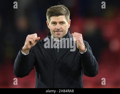 27 novembre - Crystal Palace v Aston Villa - Premier League - Selhurst Park le directeur de la villa Aston Steven Gerrard salue les fans de la villa itinérante après le match.Crédit photo : © Mark pain / Alamy Live News Banque D'Images