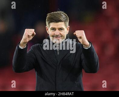 27 novembre - Crystal Palace v Aston Villa - Premier League - Selhurst Park le directeur de la villa Aston Steven Gerrard salue les fans de la villa itinérante après le match.Crédit photo : © Mark pain / Alamy Live News Banque D'Images