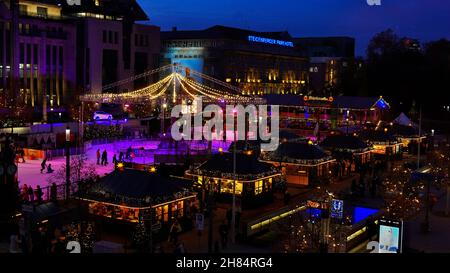 Vue aérienne nocturne du marché de Noël 2021 éclairé de Düsseldorf, au centre-ville de Düsseldorf/Allemagne, avec patinoire. Banque D'Images