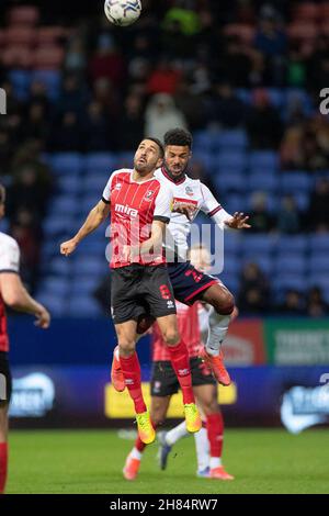 Liam Sercombe, de Cheltenham Town, dirige le ballon lors du match EFL Sky Bet League 1 entre Bolton Wanderers et Cheltenham Town à l'Université de Bolton Stadium, Bolton, Angleterre, le 27 novembre 2021.Photo de Mike Morese.Utilisation éditoriale uniquement, licence requise pour une utilisation commerciale.Aucune utilisation dans les Paris, les jeux ou les publications d'un seul club/ligue/joueur.Crédit : UK Sports pics Ltd/Alay Live News Banque D'Images