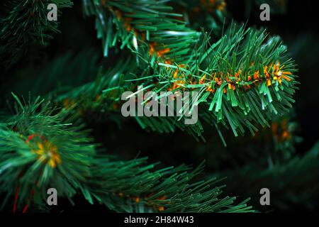 Aiguilles artificielles sur un arbre de Noël synthétique.Arbre de Noël artificiel Banque D'Images