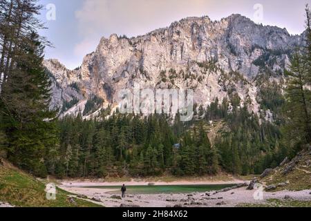 Paysage du lac Grüner See en Autriche à Sprig.L'eau propre et claire provient de la fonte des neiges des montagnes karstiques. Banque D'Images