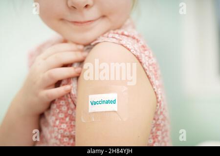 Médecin vaccinant un petit enfant dans une clinique moderne.Photo de haute qualité Banque D'Images