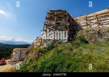 Le château de Rasnov ou Rosenau en Roumanie Banque D'Images