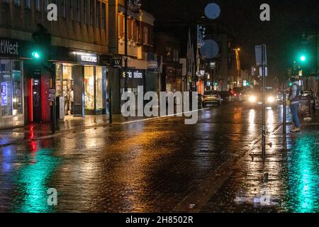 Brentwood Essex 27 novembre 2021 Brentwood High Street et ses environs sous le nom de Covid-19 variante de préoccupation (B 1.1.529), Omicron, a été identifié à Brentwood Essex le gouvernement a annoncé le crédit : Ian Davidson/Alamy Live News Banque D'Images