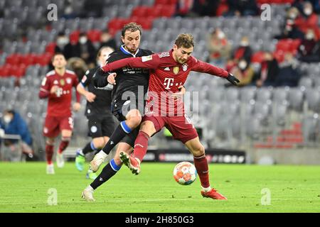 Munich, Allemagne.27 novembre 2021.Leon GORETZKA (FC Bayern Munich), action, duels contre Manuel PRIETL (BI).Football 1.Bundesliga saison 2021/2022, 13.matchday, matchda13.FC Bayern Munich-Arminia Bielefeld le 27 novembre 2021, ALLIANZARENA Muenchen.Credit: dpa/Alay Live News Banque D'Images