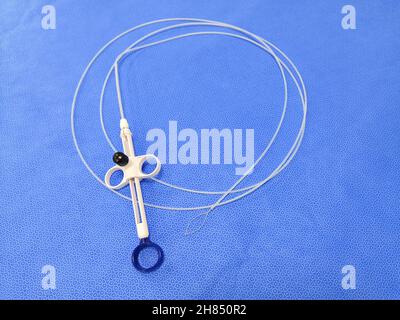 Gros plan image de l'instrument endoscopique Polypectomy Snare in Blue Background.Mise au point sélective Banque D'Images